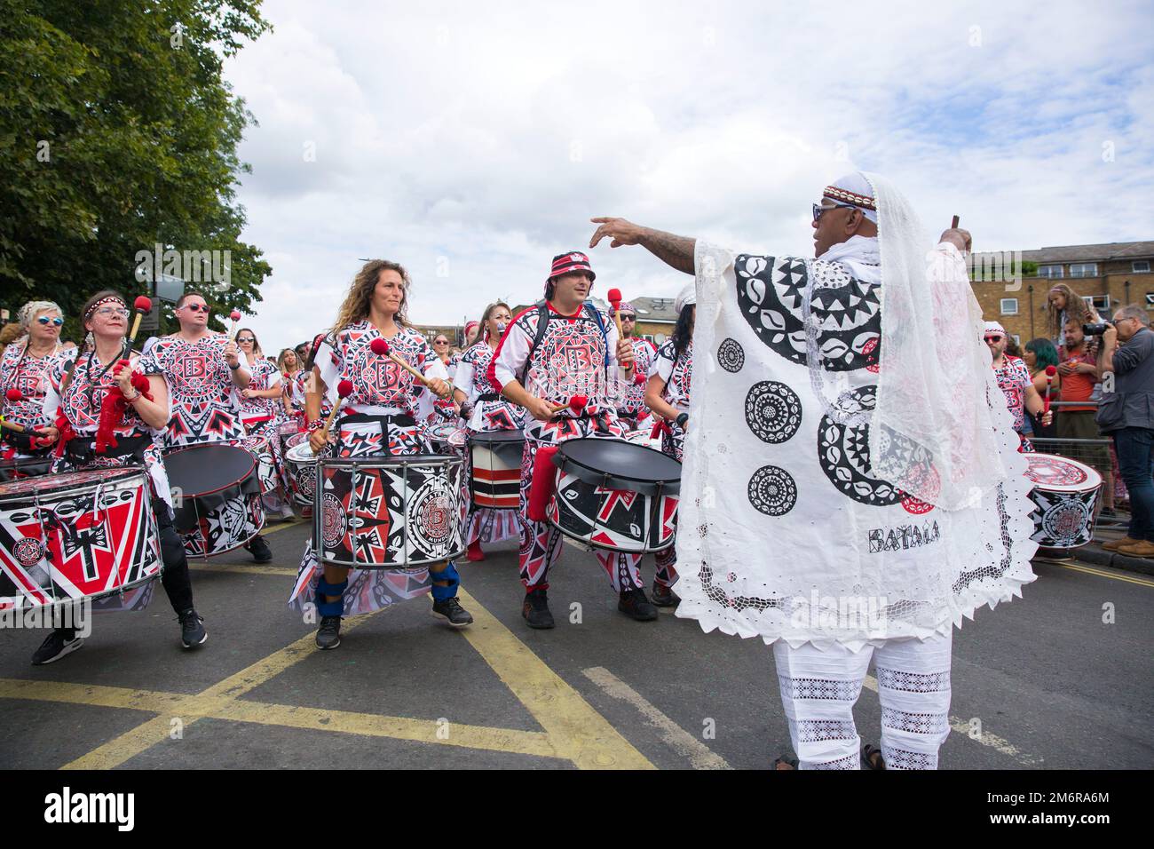 Die Teilnehmer versammeln sich und marschieren während des Notting Hill Carnival im Westen Londons. Stockfoto