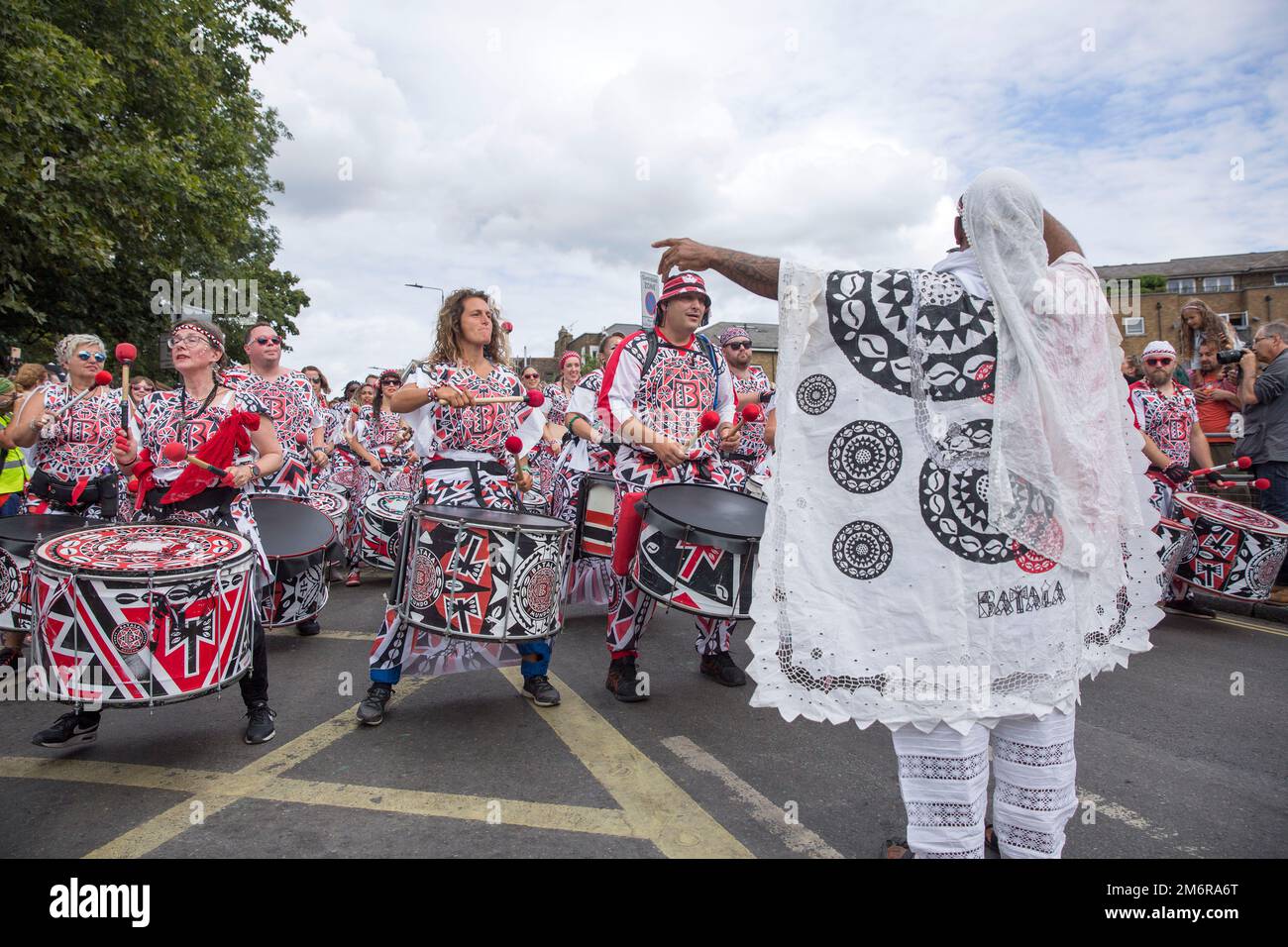 Die Teilnehmer versammeln sich und marschieren während des Notting Hill Carnival im Westen Londons. Stockfoto