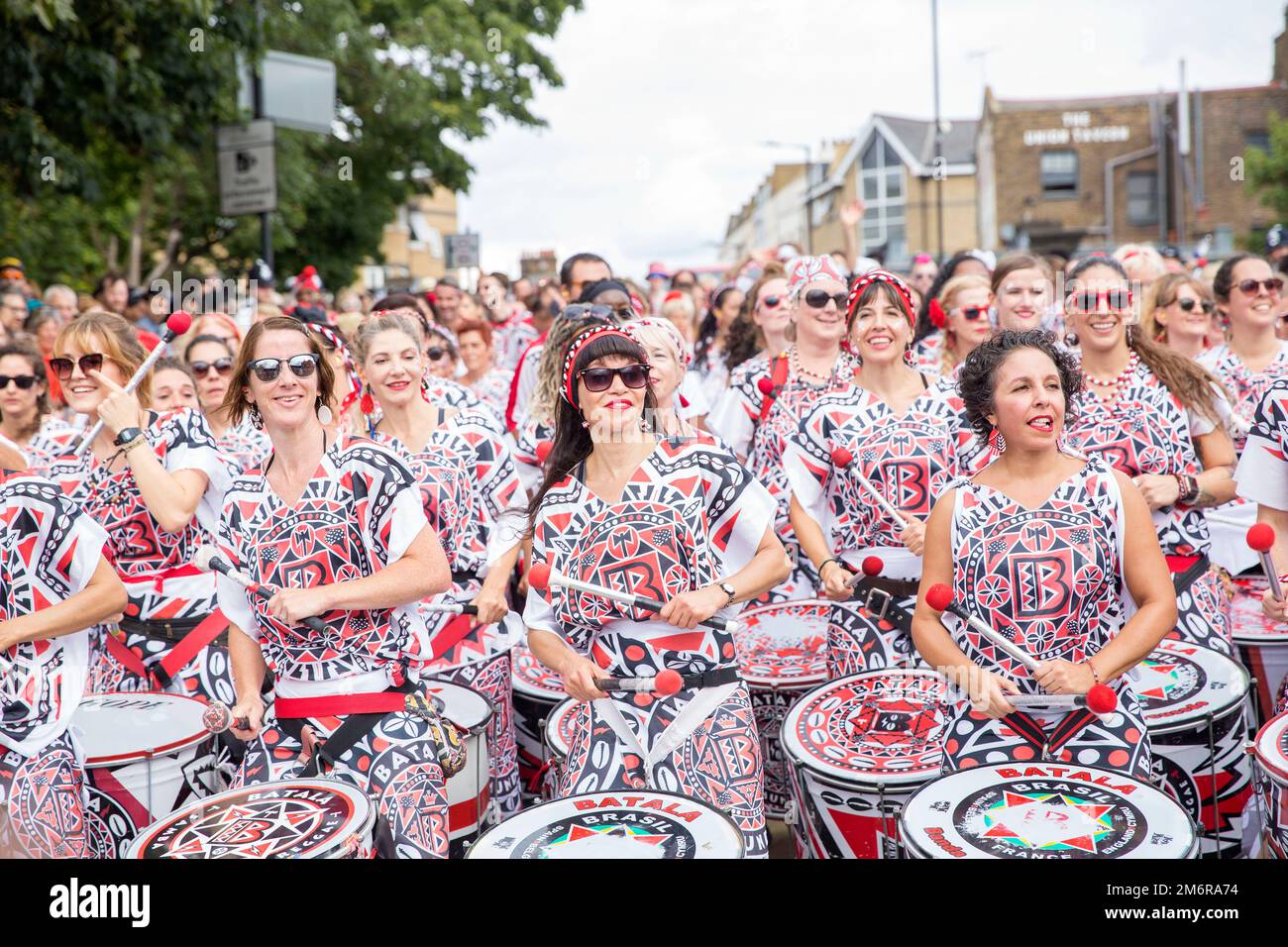 Die Teilnehmer versammeln sich und marschieren während des Notting Hill Carnival im Westen Londons. Stockfoto
