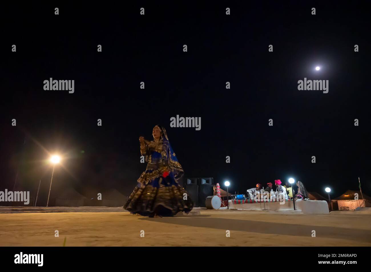 Thar Desert, Rajasthan, Indien - 15. 2019. Oktober : Rajasthani-Tänzerin, gekleidet mit dem kulturellen Kostüm von Rajasthan, bei Nacht. Musiker. Stockfoto
