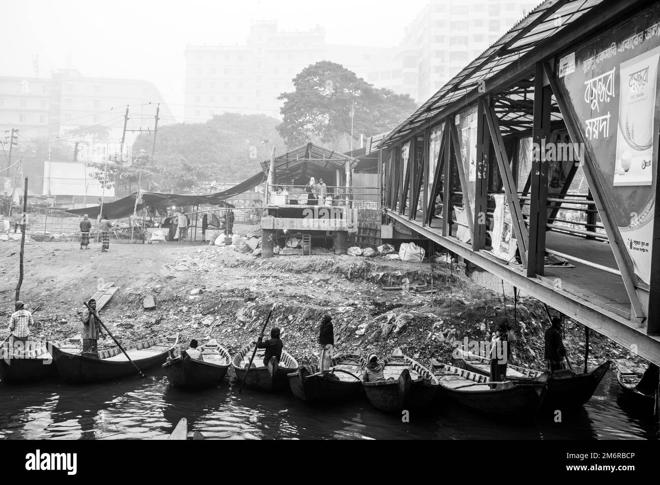 Neblige Lebensweise am Flussufer. Dieses Foto wurde am 30. Dezember 2022 von Burigangga Riverbank, Dhaka, Bangladesch aufgenommen Stockfoto