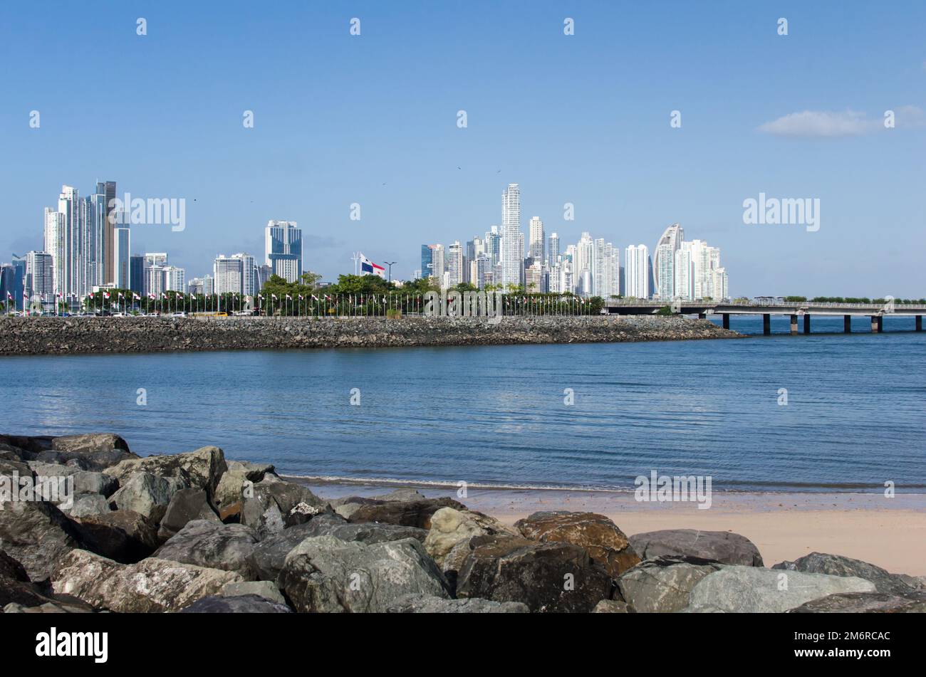 Die Skyline von Panama City vom Plaza V Centenario am Eingang zur Altstadt in San Felipe aus gesehen Stockfoto