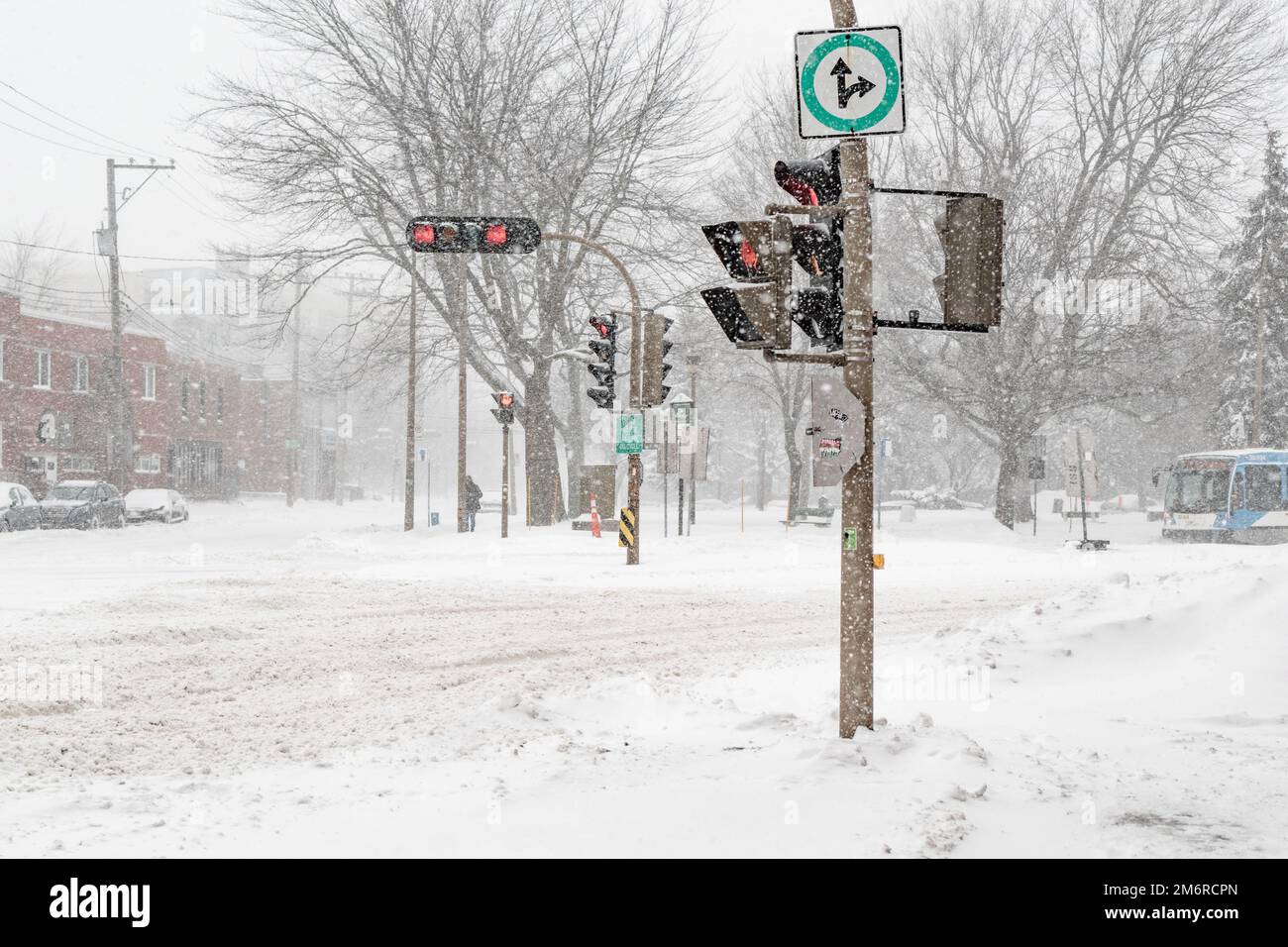 Straße unter dem Schnee. Nahaufnahme von Schnee auf der Straße. Es ist unmöglich, ein Fahrzeug zu nehmen. Schneesturm. Transport bei Schnee nicht möglich. Straße mit Schnee. Stockfoto