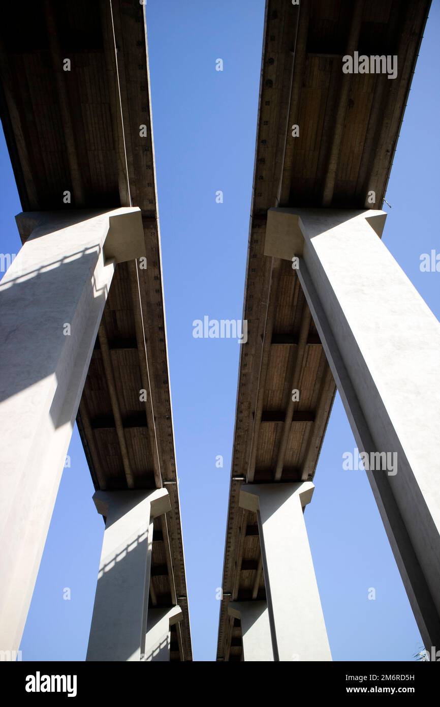 Autobahnen auf Stahlbetonmasten Stockfoto