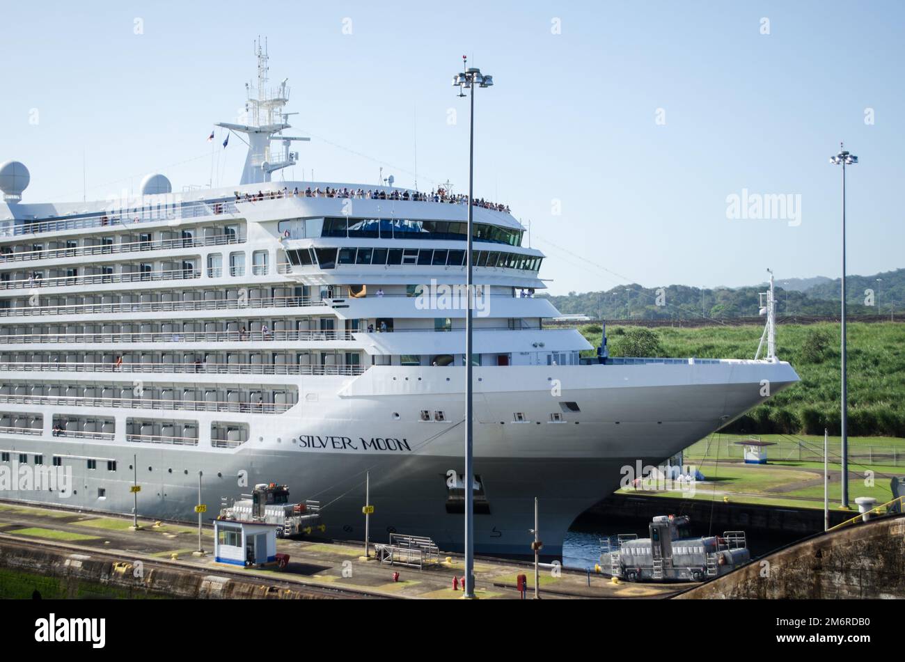 Kreuzfahrtschiff durch die Miraflores-Schleusen im Panamakanal Stockfoto Kreuzfahrtschiff durch die Miraflores-Schleusen im Panamakanal Stockfoto