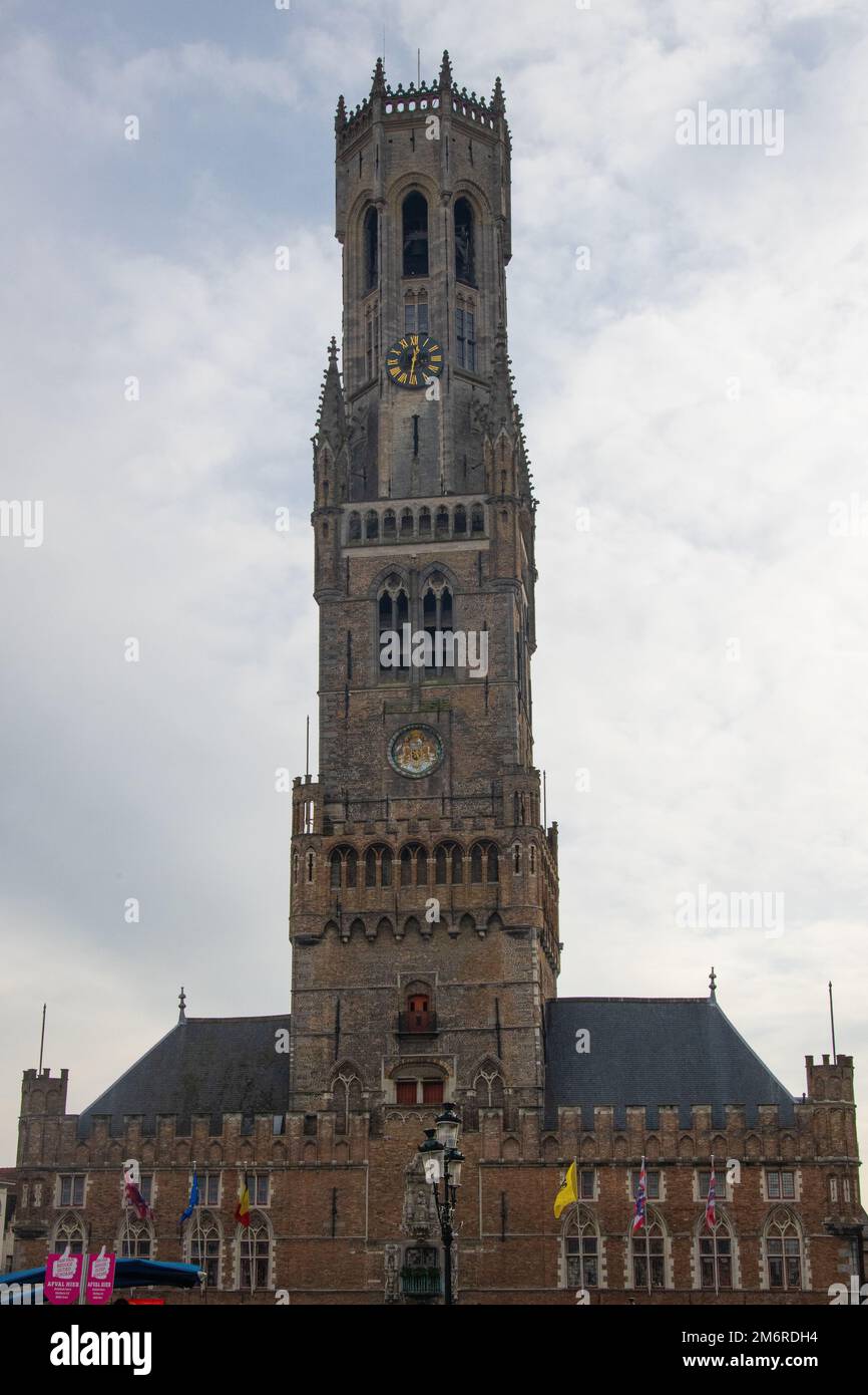 Der Glockenturm von Brügge (Niederländisch: Belfort van Brügge) ist ein mittelalterlicher Glockenturm im Zentrum von Brügge, Belgien Stockfoto