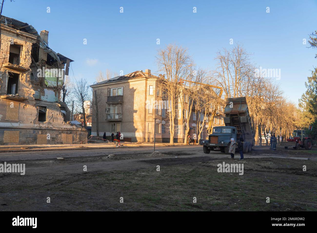 Stadt Krivoy Rog, Region Dnipropetrovsk, Ukraine - 19-12-2022: Straßenreinigung nach einem Raketenangriff auf ein Wohngebäude Stockfoto