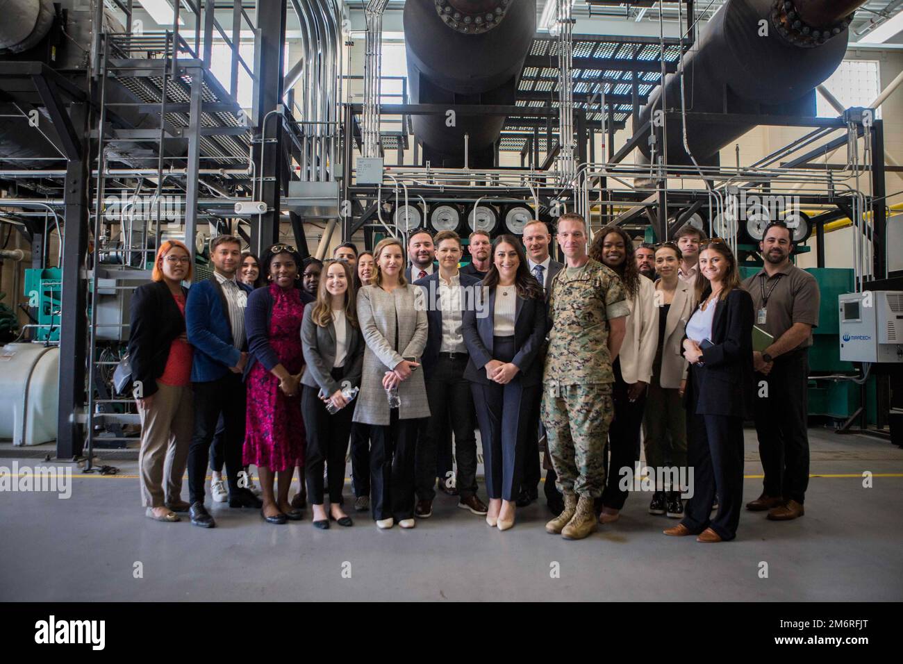 Kongressabgeordnete Sara Jacobs, Vertreterin des 53. Kongressbezirks Kaliforniens, und Oberst Thomas M. Bedell, Befehlshaber der Marine Corps Air Station Miramar, posieren für ein Foto während einer Tour im MCAS Miramar, San Diego, Kalifornien, am 4. Mai 2022. Während ihres Besuchs wurde Jacobs Miramars Mikronetz, Kraftwerk und Bachelor-Unterkünfte gezeigt. Stockfoto