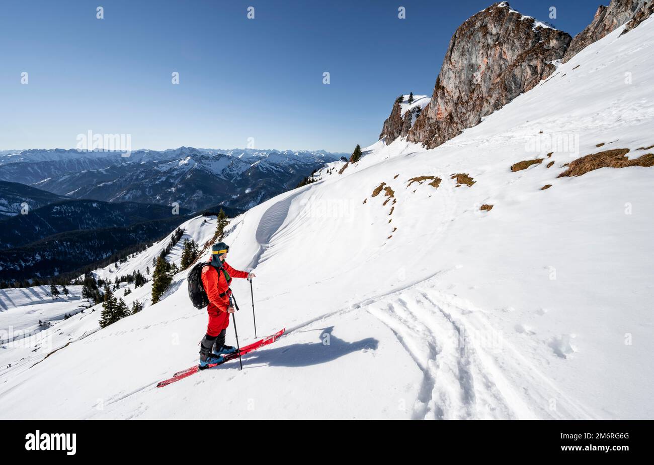 Skitouristen auf einer Skitour auf dem Rotwand, im Winter, Mangfall, Bayern, Deutschland Stockfoto