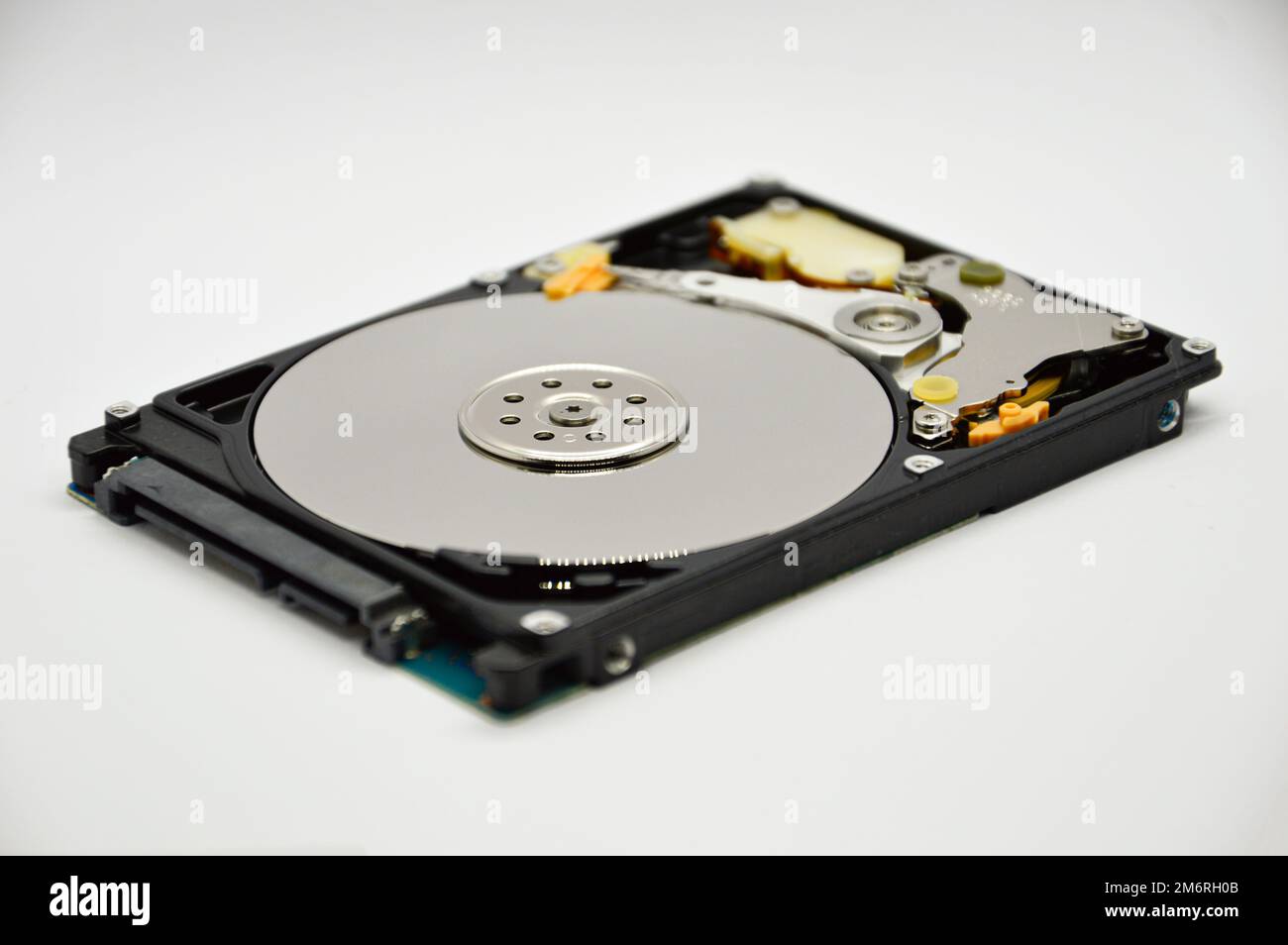 Images von 2,5-Zoll-Festplatten mit rotierender Festplatte werden heute noch häufig verwendet. Stockfoto