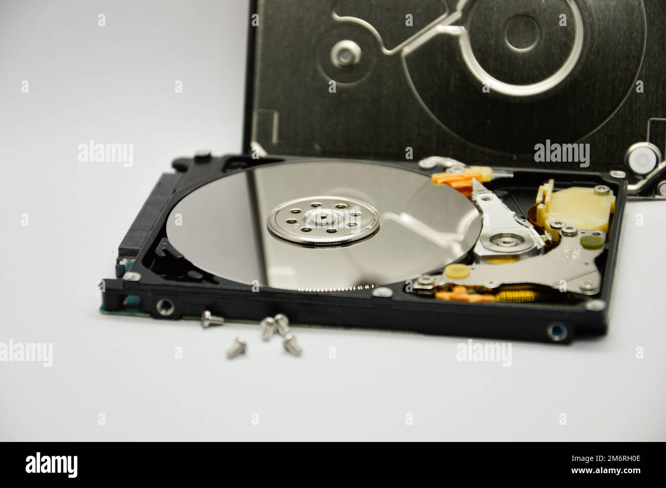 Images von 2,5-Zoll-Festplatten mit rotierender Festplatte werden heute noch häufig verwendet. Stockfoto