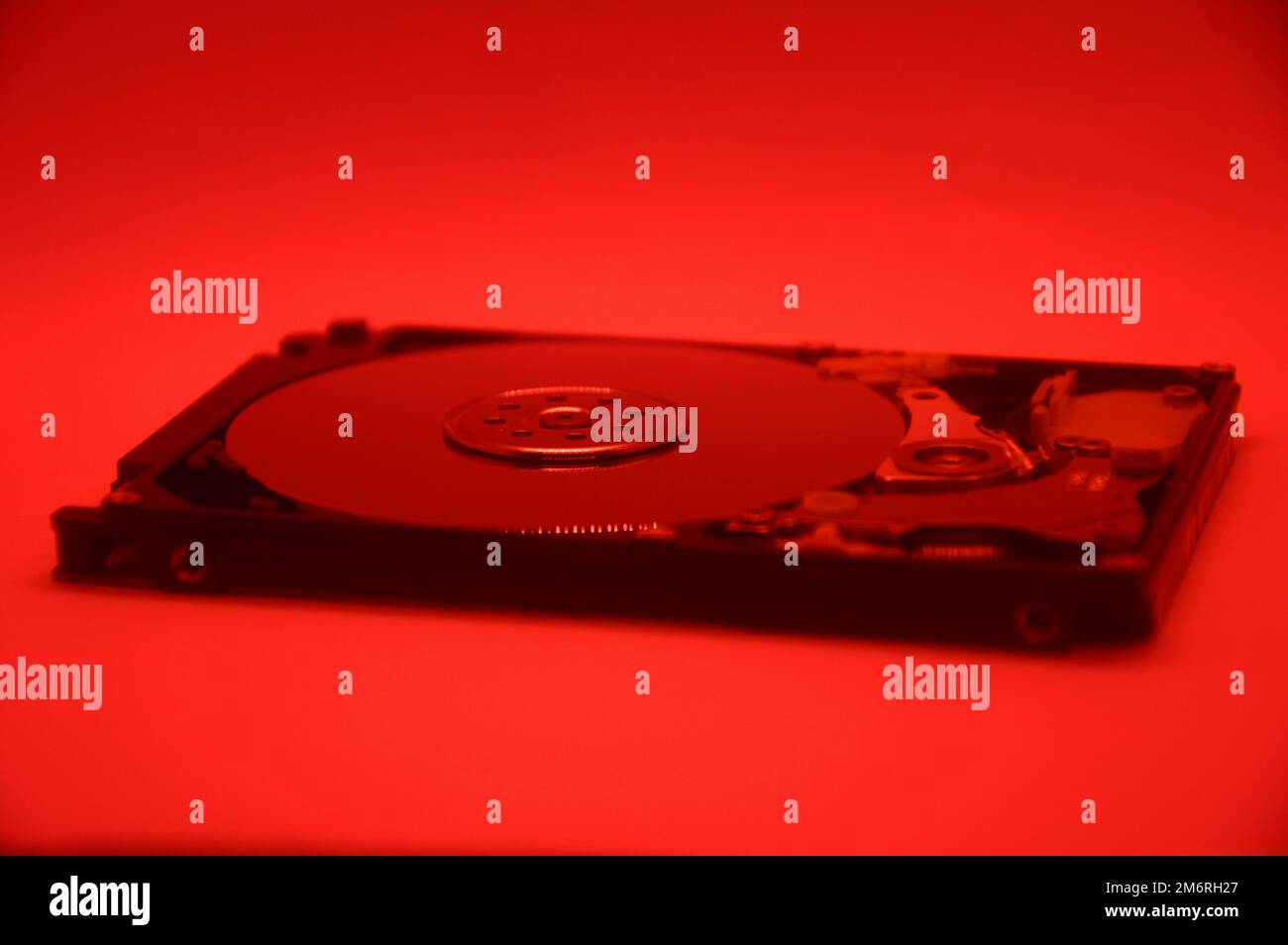 Images von 2,5-Zoll-Festplatten mit rotierender Festplatte werden heute noch häufig verwendet. Stockfoto