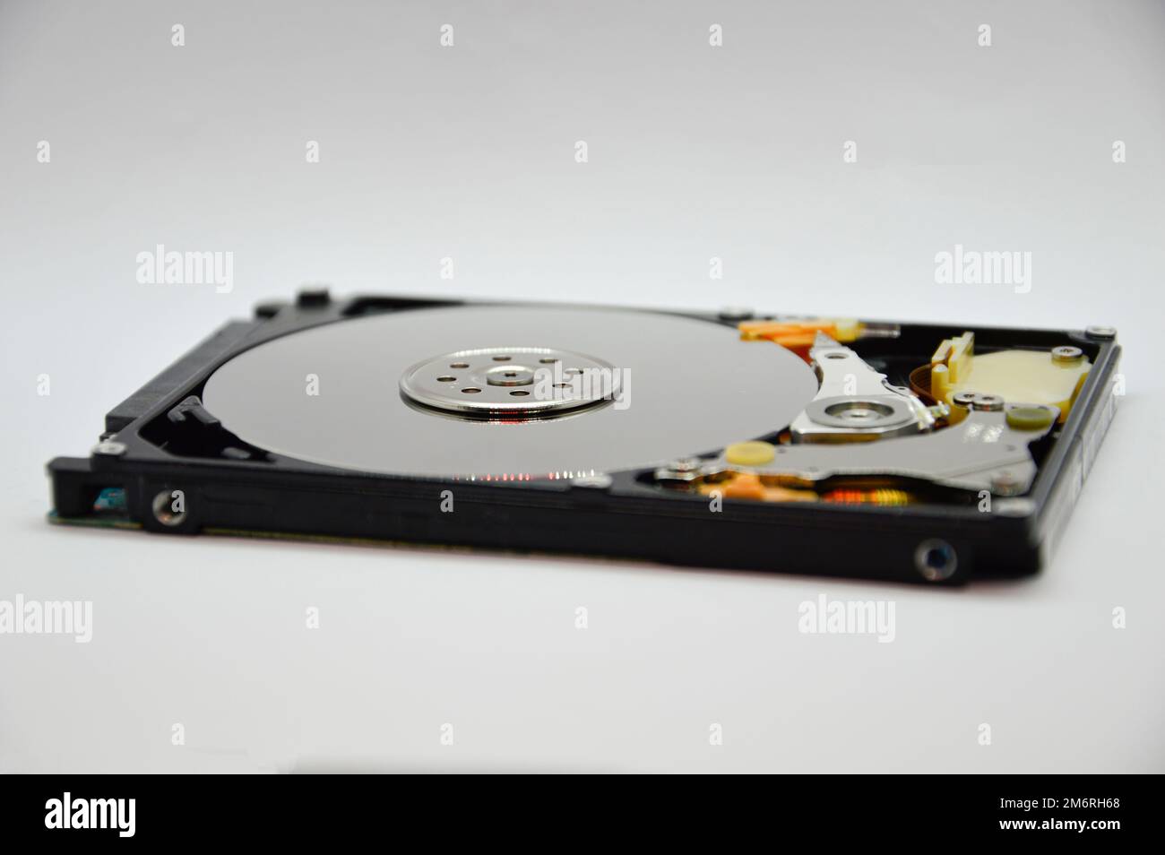 Images von 2,5-Zoll-Festplatten mit rotierender Festplatte werden heute noch häufig verwendet. Stockfoto