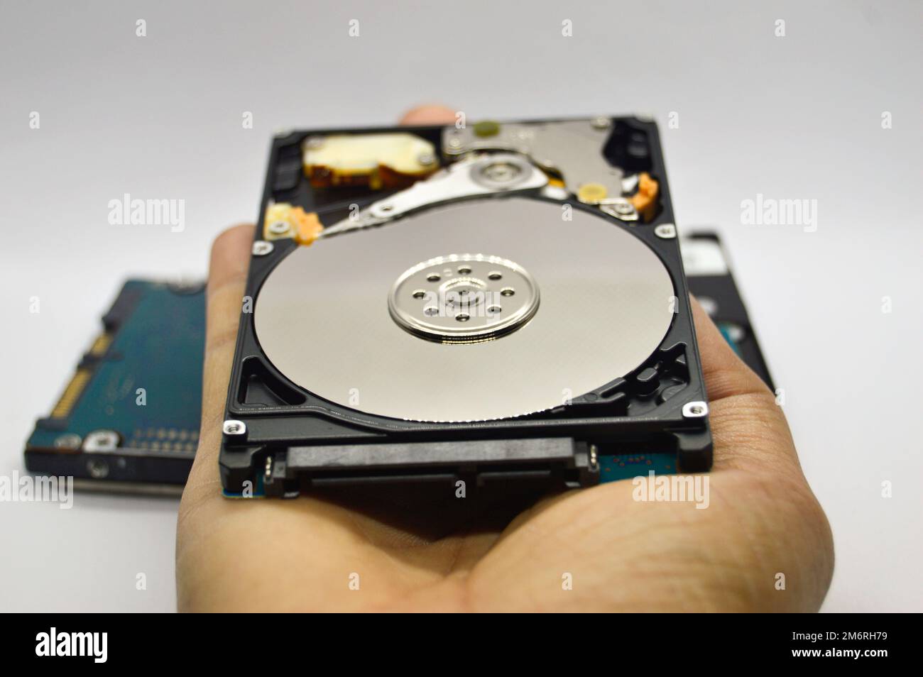 Images von 2,5-Zoll-Festplatten mit rotierender Festplatte werden heute noch häufig verwendet. Stockfoto