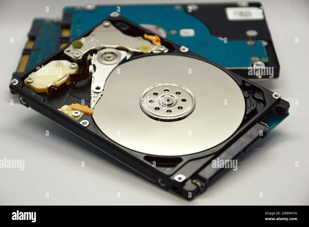 Images von 2,5-Zoll-Festplatten mit rotierender Festplatte werden heute noch häufig verwendet. Stockfoto