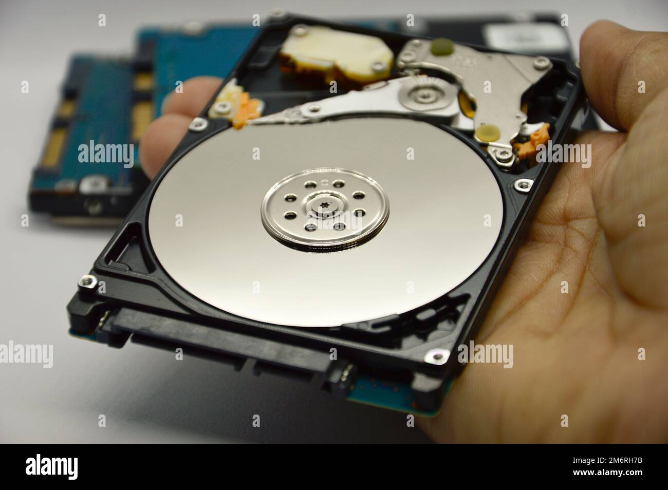 Images von 2,5-Zoll-Festplatten mit rotierender Festplatte werden heute noch häufig verwendet. Stockfoto