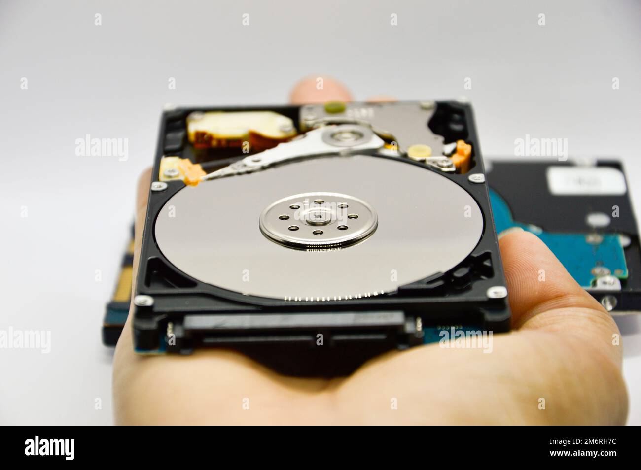 Images von 2,5-Zoll-Festplatten mit rotierender Festplatte werden heute noch häufig verwendet. Stockfoto