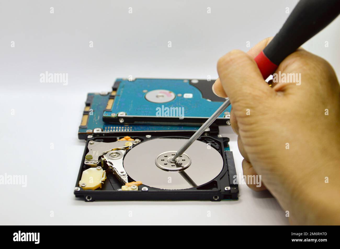 Images von 2,5-Zoll-Festplatten mit rotierender Festplatte werden heute noch häufig verwendet. Stockfoto