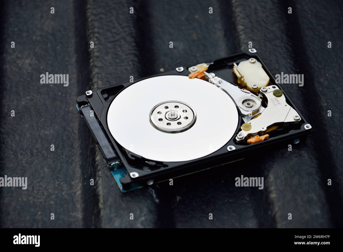 Images von 2,5-Zoll-Festplatten mit rotierender Festplatte werden heute noch häufig verwendet. Stockfoto