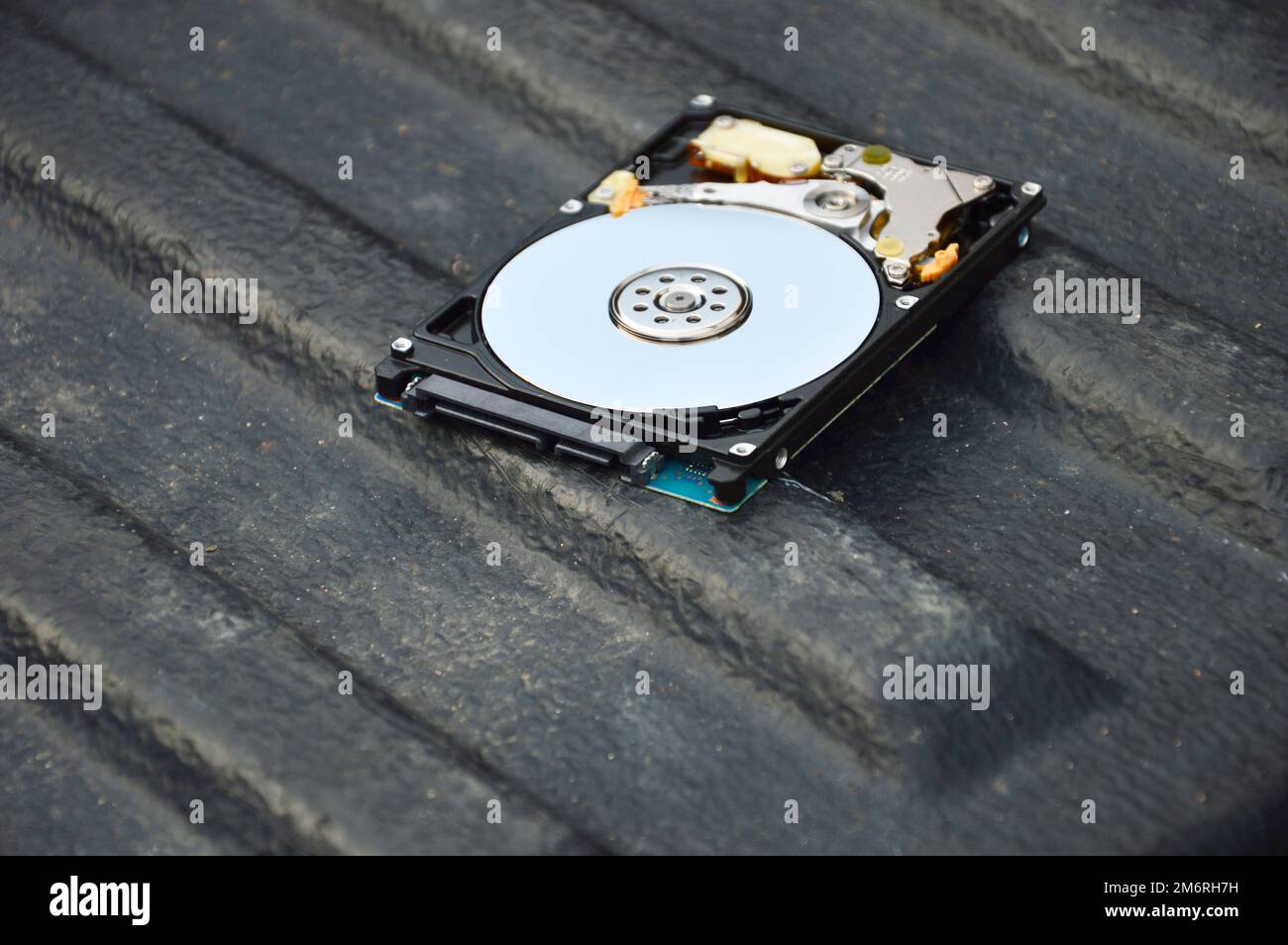 Images von 2,5-Zoll-Festplatten mit rotierender Festplatte werden heute noch häufig verwendet. Stockfoto