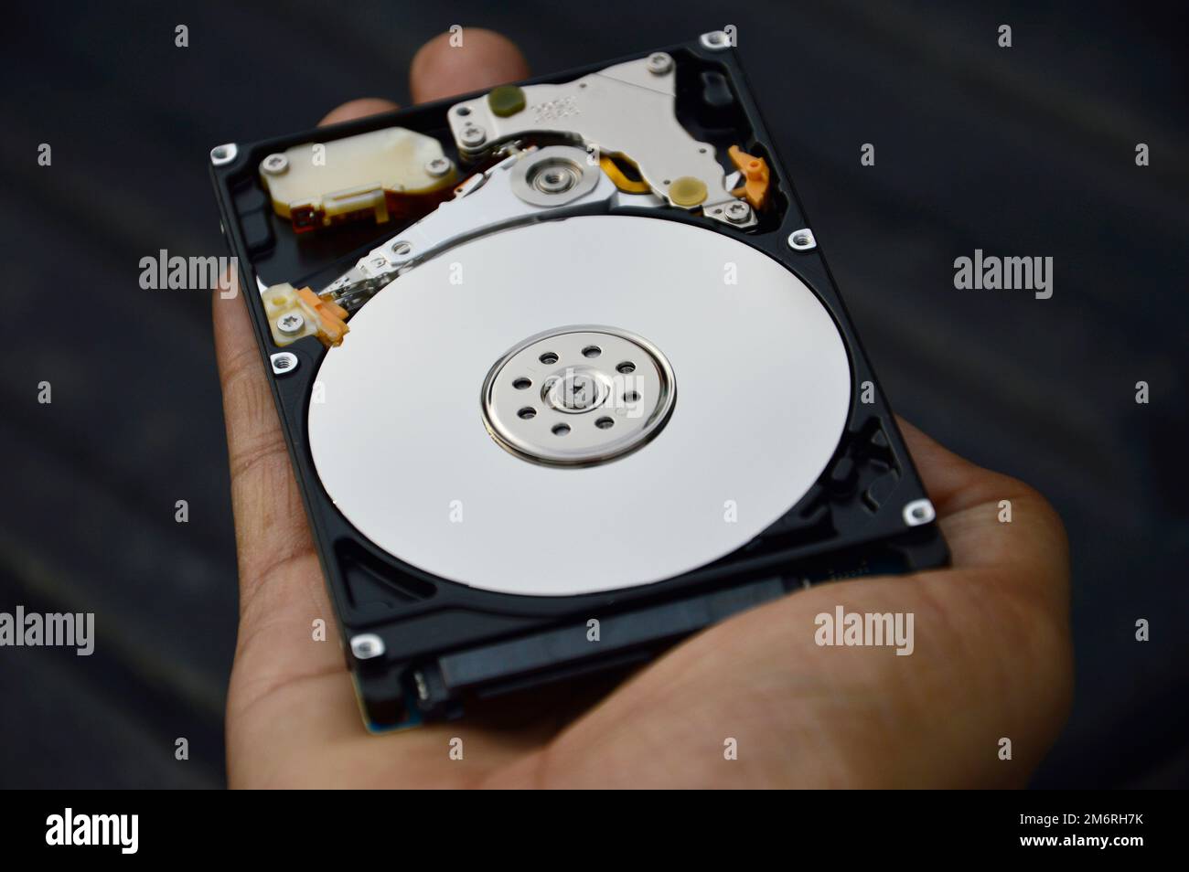 Images von 2,5-Zoll-Festplatten mit rotierender Festplatte werden heute noch häufig verwendet. Stockfoto