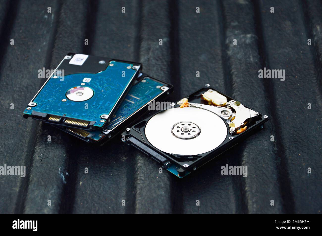 Images von 2,5-Zoll-Festplatten mit rotierender Festplatte werden heute noch häufig verwendet. Stockfoto