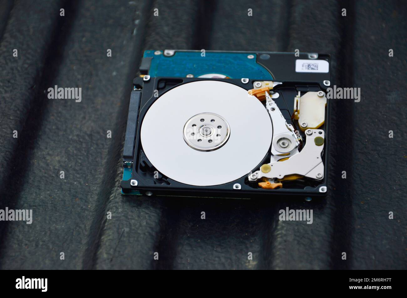 Images von 2,5-Zoll-Festplatten mit rotierender Festplatte werden heute noch häufig verwendet. Stockfoto