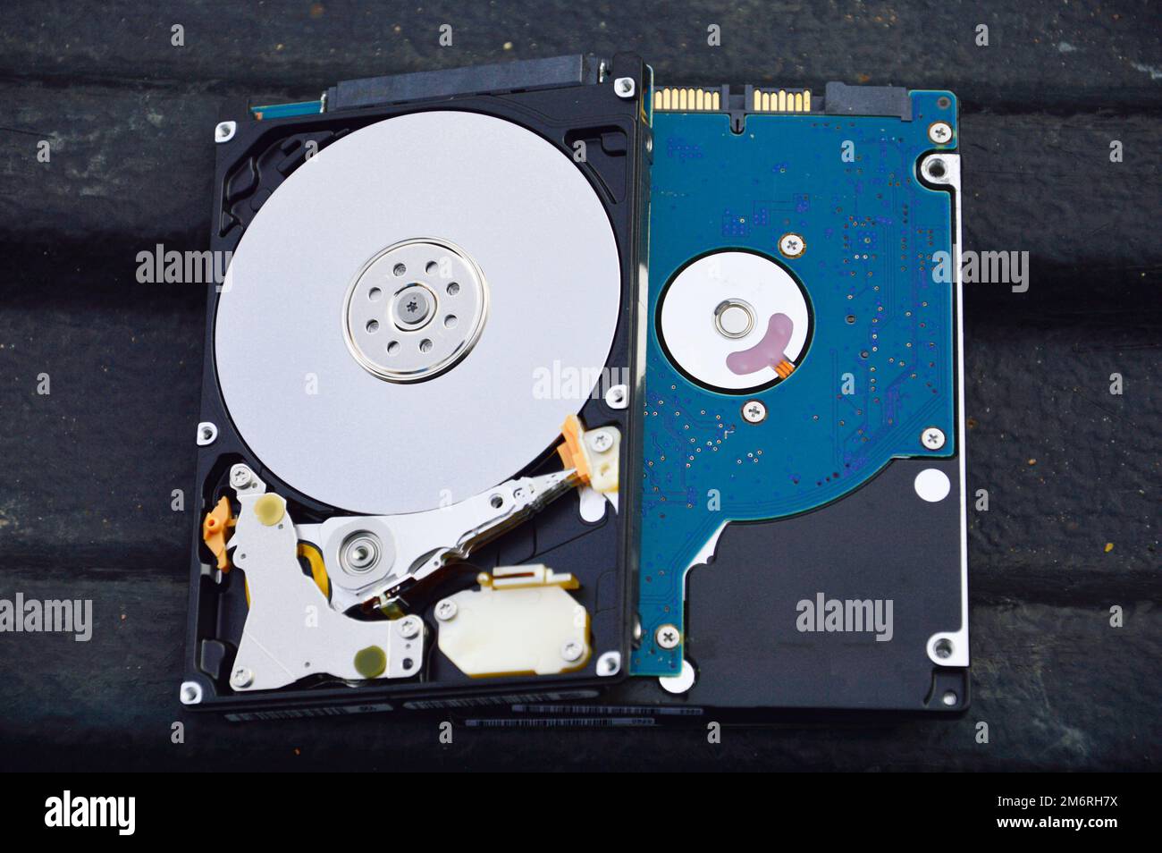 Images von 2,5-Zoll-Festplatten mit rotierender Festplatte werden heute noch häufig verwendet. Stockfoto