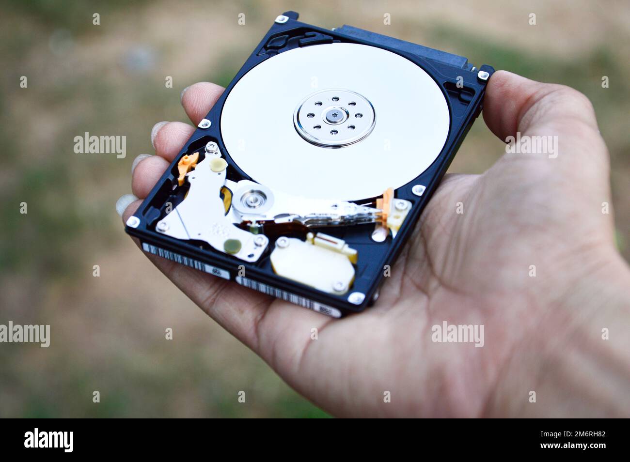 Images von 2,5-Zoll-Festplatten mit rotierender Festplatte werden heute noch häufig verwendet. Stockfoto