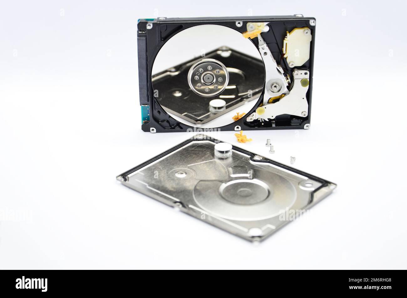 Images von 2,5-Zoll-Festplatten mit rotierender Festplatte werden heute noch häufig verwendet. Stockfoto