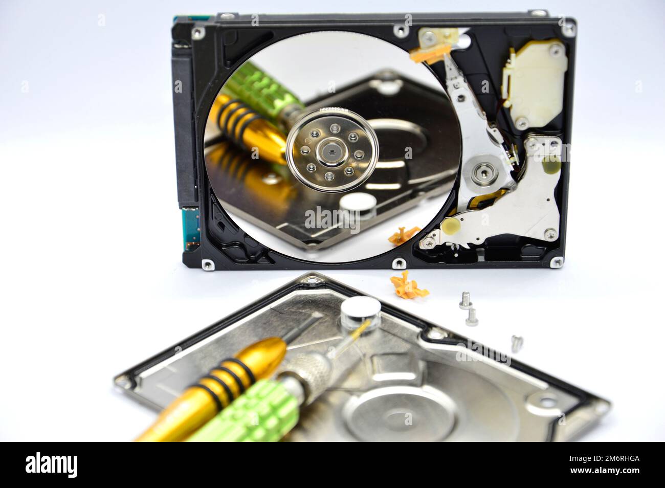 Images von 2,5-Zoll-Festplatten mit rotierender Festplatte werden heute noch häufig verwendet. Stockfoto