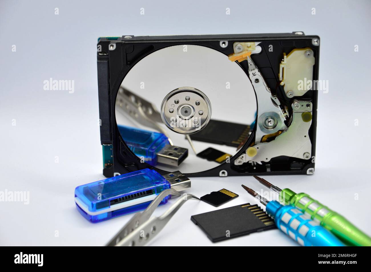 Images von 2,5-Zoll-Festplatten mit rotierender Festplatte werden heute noch häufig verwendet. Stockfoto