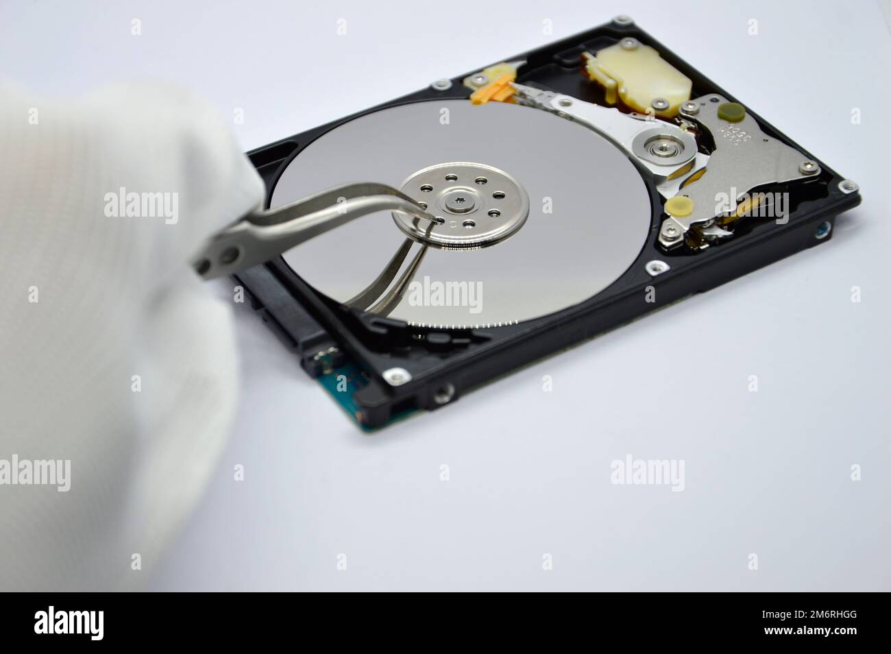 Images von 2,5-Zoll-Festplatten mit rotierender Festplatte werden heute noch häufig verwendet. Stockfoto