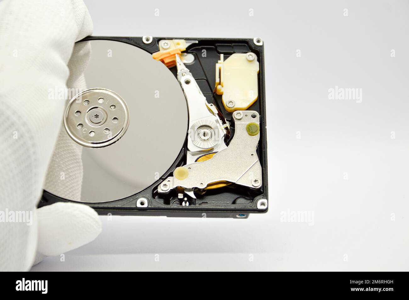 Images von 2,5-Zoll-Festplatten mit rotierender Festplatte werden heute noch häufig verwendet. Stockfoto