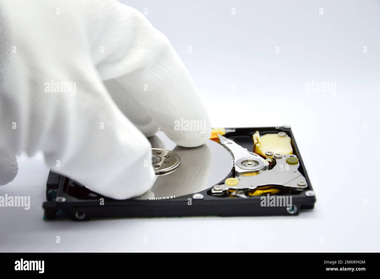 Images von 2,5-Zoll-Festplatten mit rotierender Festplatte werden heute noch häufig verwendet. Stockfoto