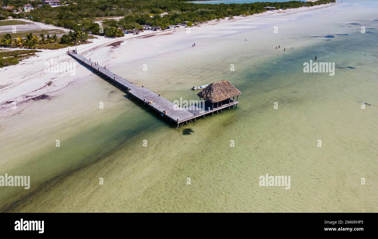 Aus der Luft eines im Ozean errichteten Piers, Holbox Island, Yucatan Mexiko Stockfoto