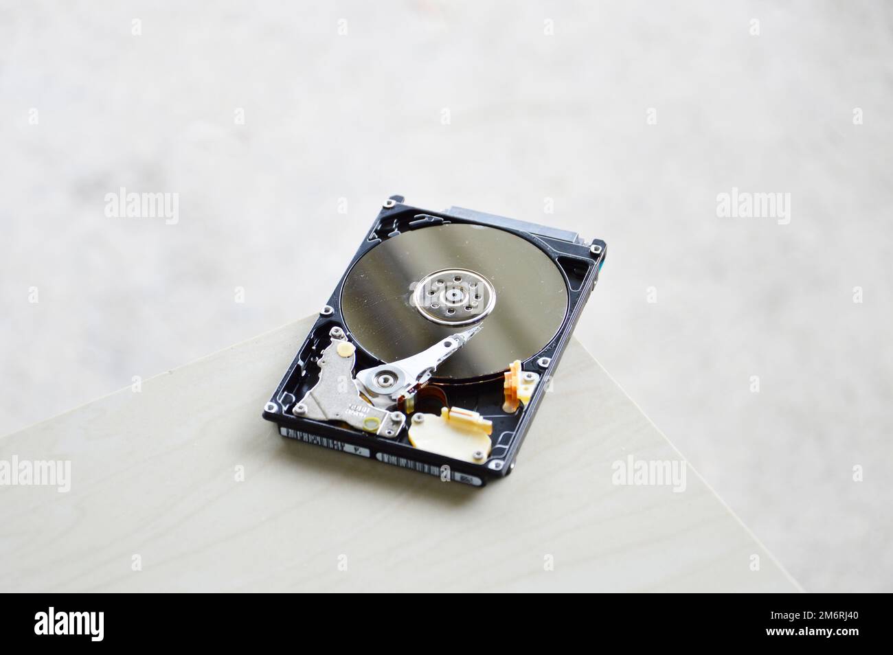 Images von 2,5-Zoll-Festplatten mit rotierender Festplatte werden heute noch häufig verwendet. Stockfoto