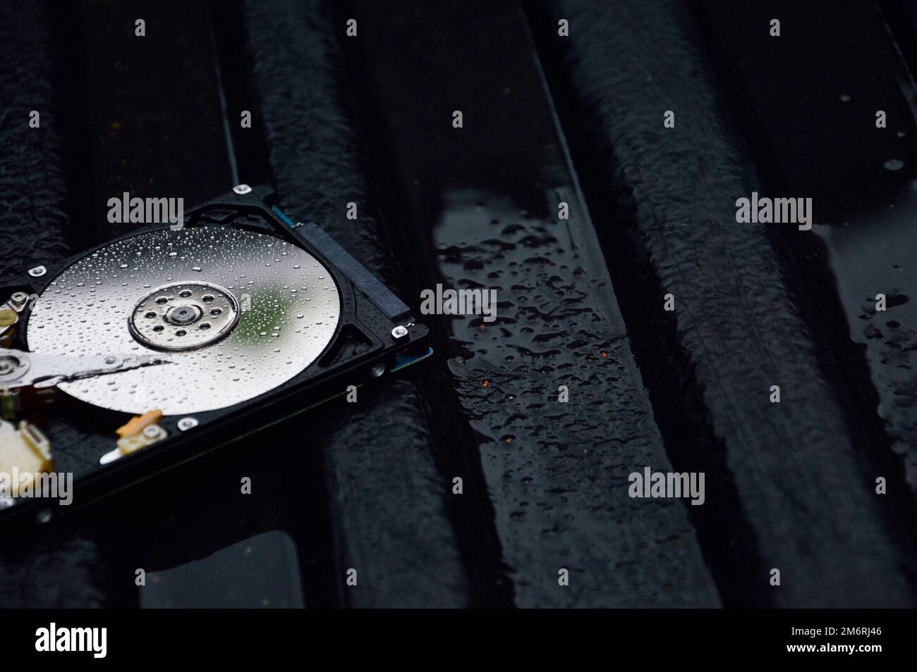 Images von 2,5-Zoll-Festplatten mit rotierender Festplatte werden heute noch häufig verwendet. Stockfoto