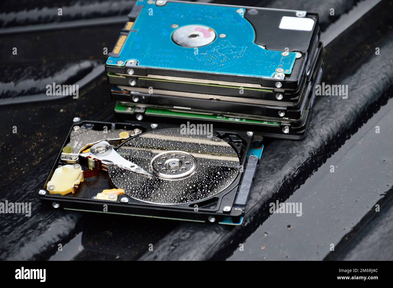 Images von 2,5-Zoll-Festplatten mit rotierender Festplatte werden heute noch häufig verwendet. Stockfoto