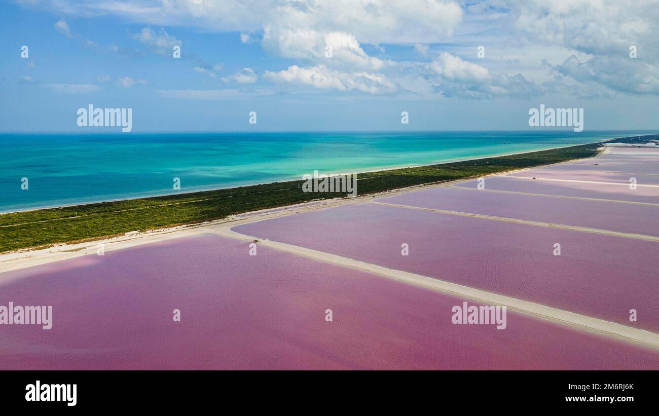 Luftaufnahme der farbenfrohen salinas von Las Coloradas, Yucatan, Mexiko Stockfoto