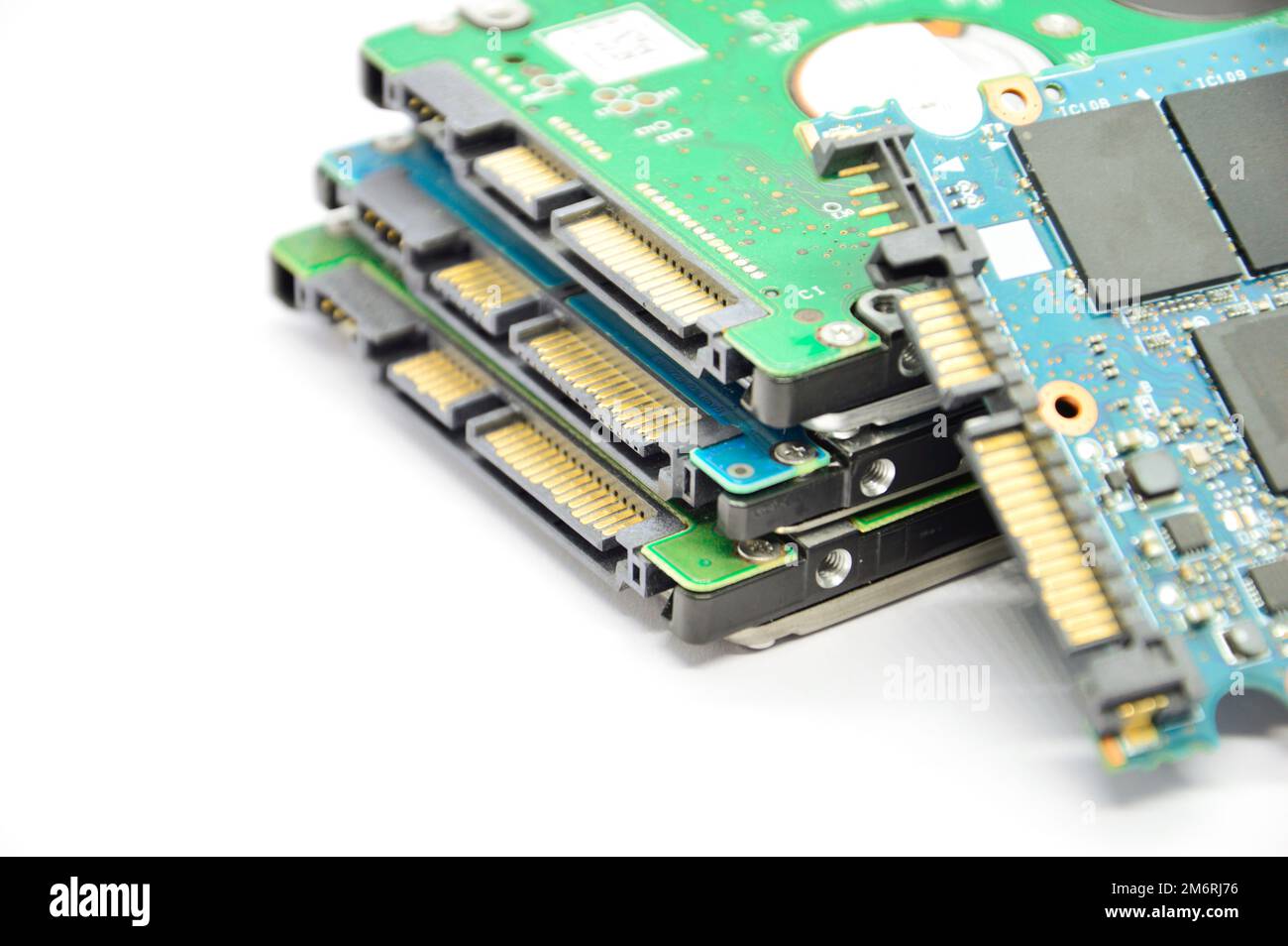 Images von 2,5-Zoll-Festplatten mit rotierender Festplatte werden heute noch häufig verwendet. Stockfoto