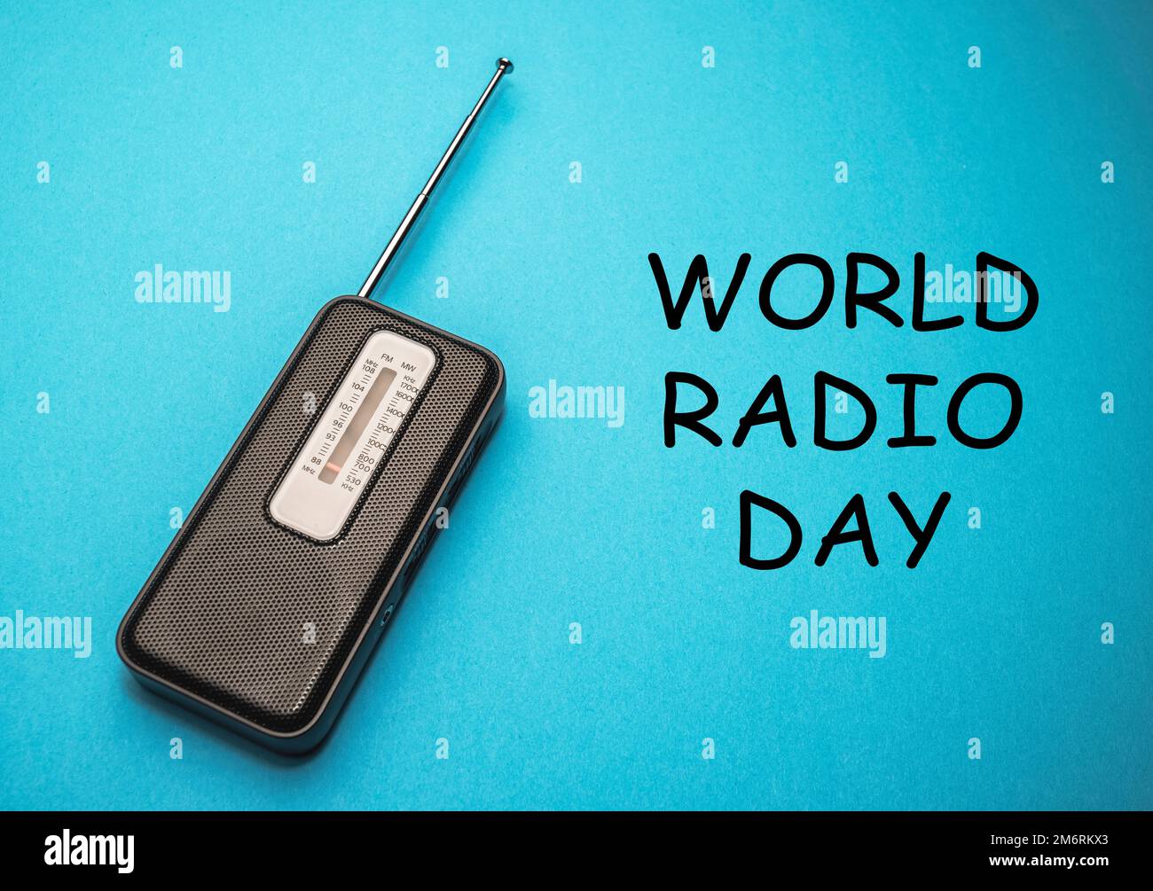 World Radio Day 13 Februar Text mit Radio auf blauem Hintergrund. Selektiver Fokus Stockfoto