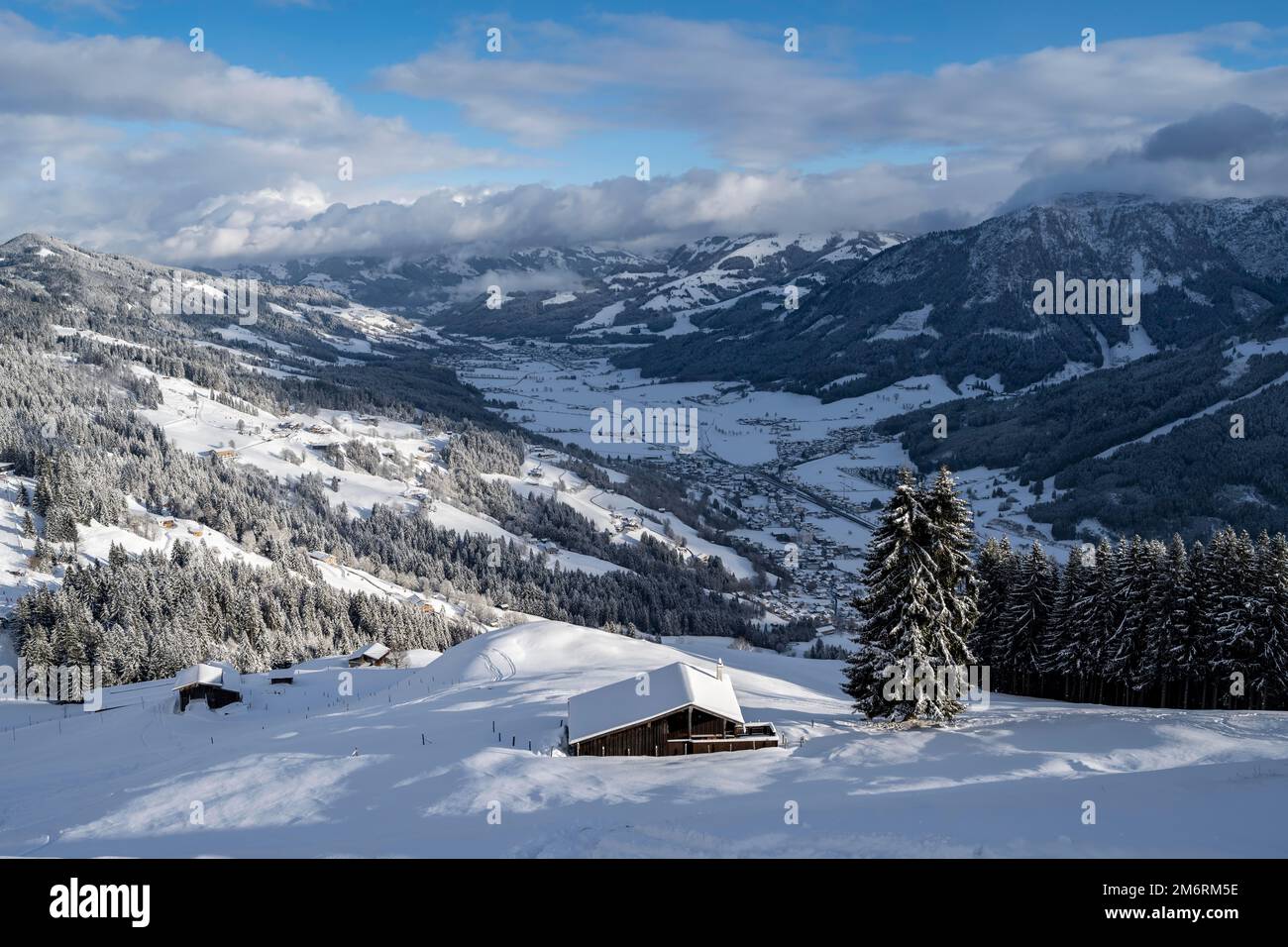Winterlandschaft, Berghütte im Schnee, Berge, im Skigebiet Bixen im Thale, Tirol, Österreich Stockfoto