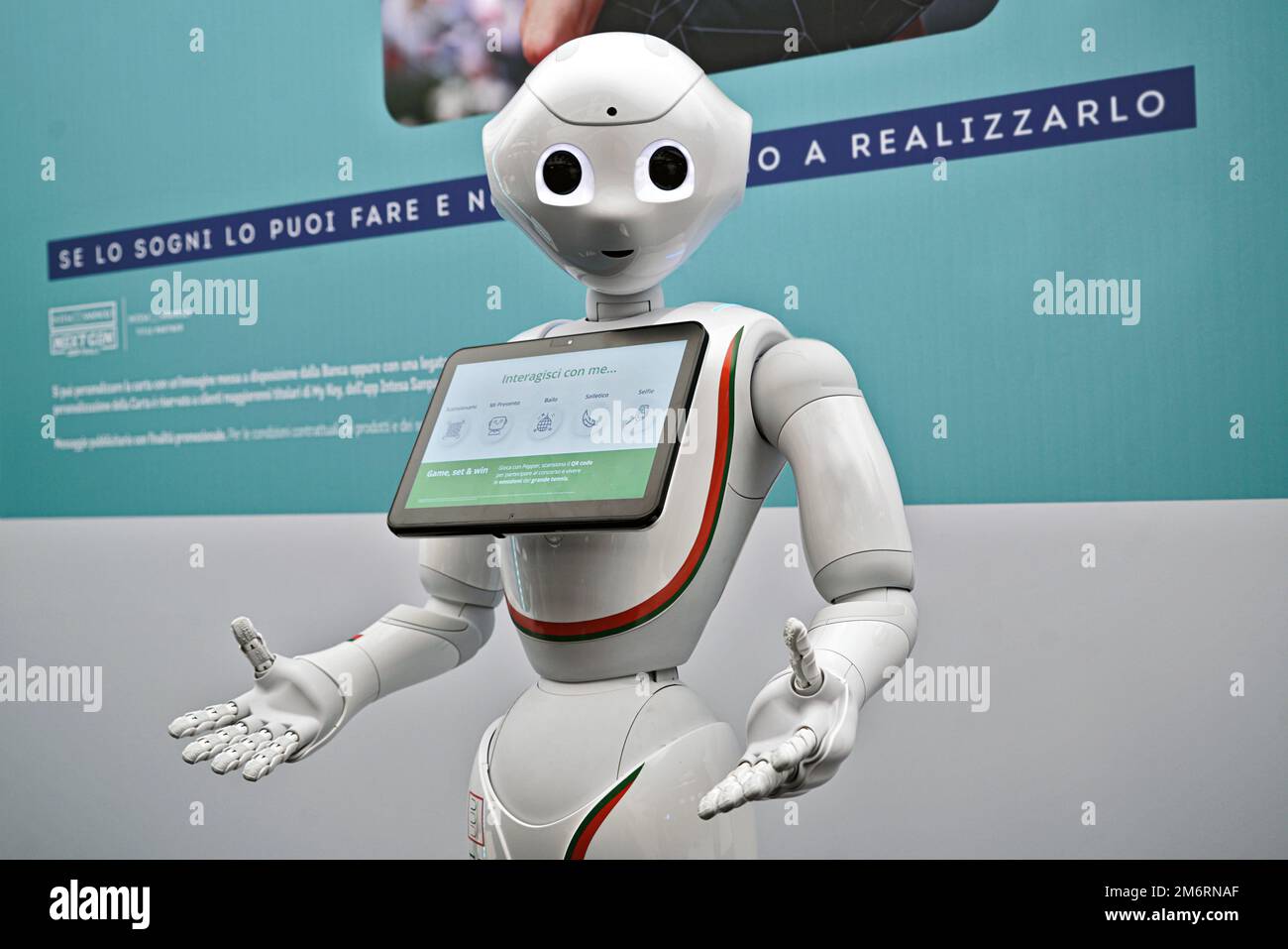 „Pfeffer“-Roboterassistent mit Informationsbildschirm, der zur Informationsübermittlung verpflichtet ist. Turin, Italien - November 2022 Stockfoto