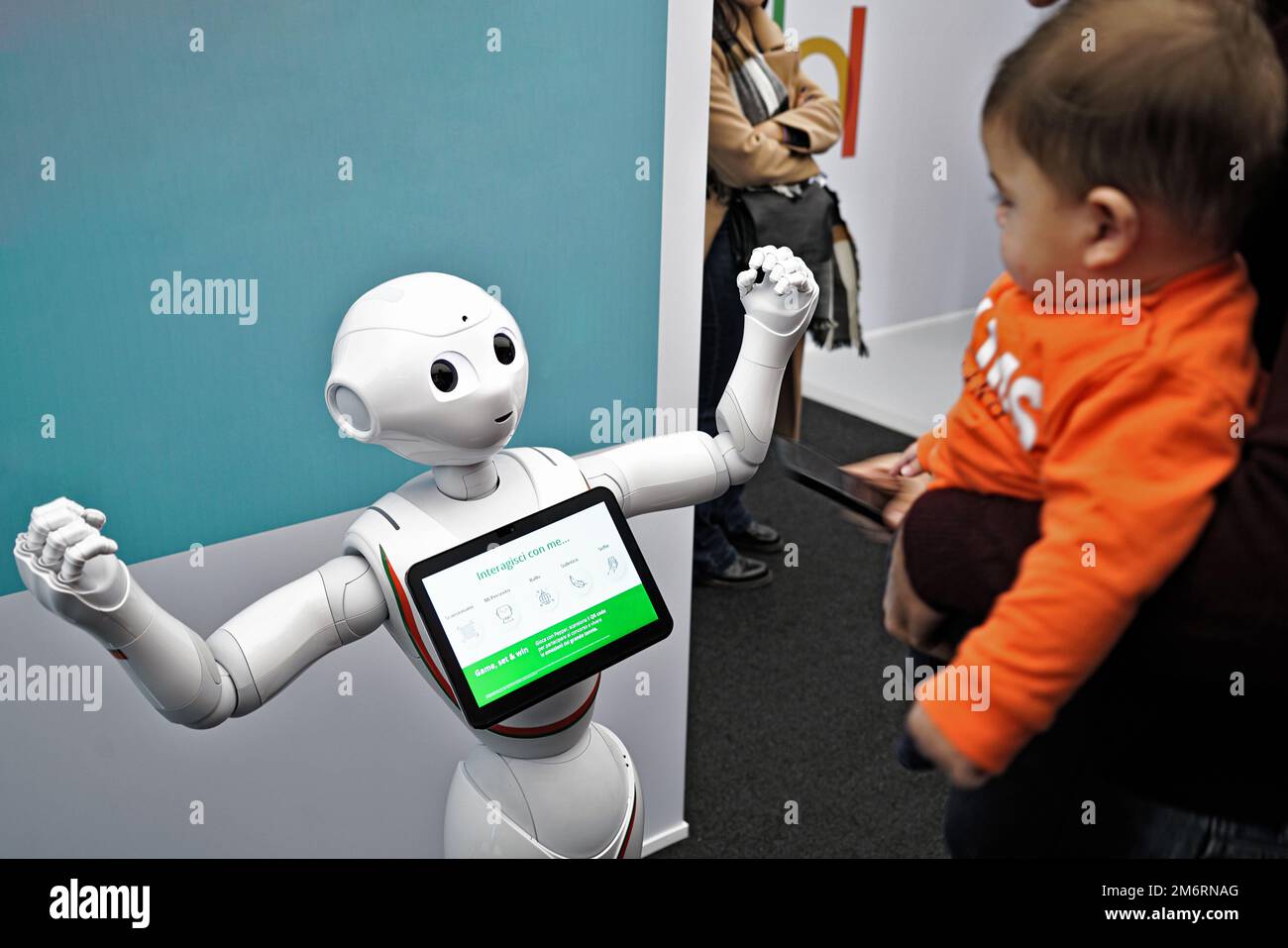 „Pfeffer“-Roboterassistent mit Informationsbildschirm, der zur Informationsübermittlung verpflichtet ist. Turin, Italien - November 2022 Stockfoto