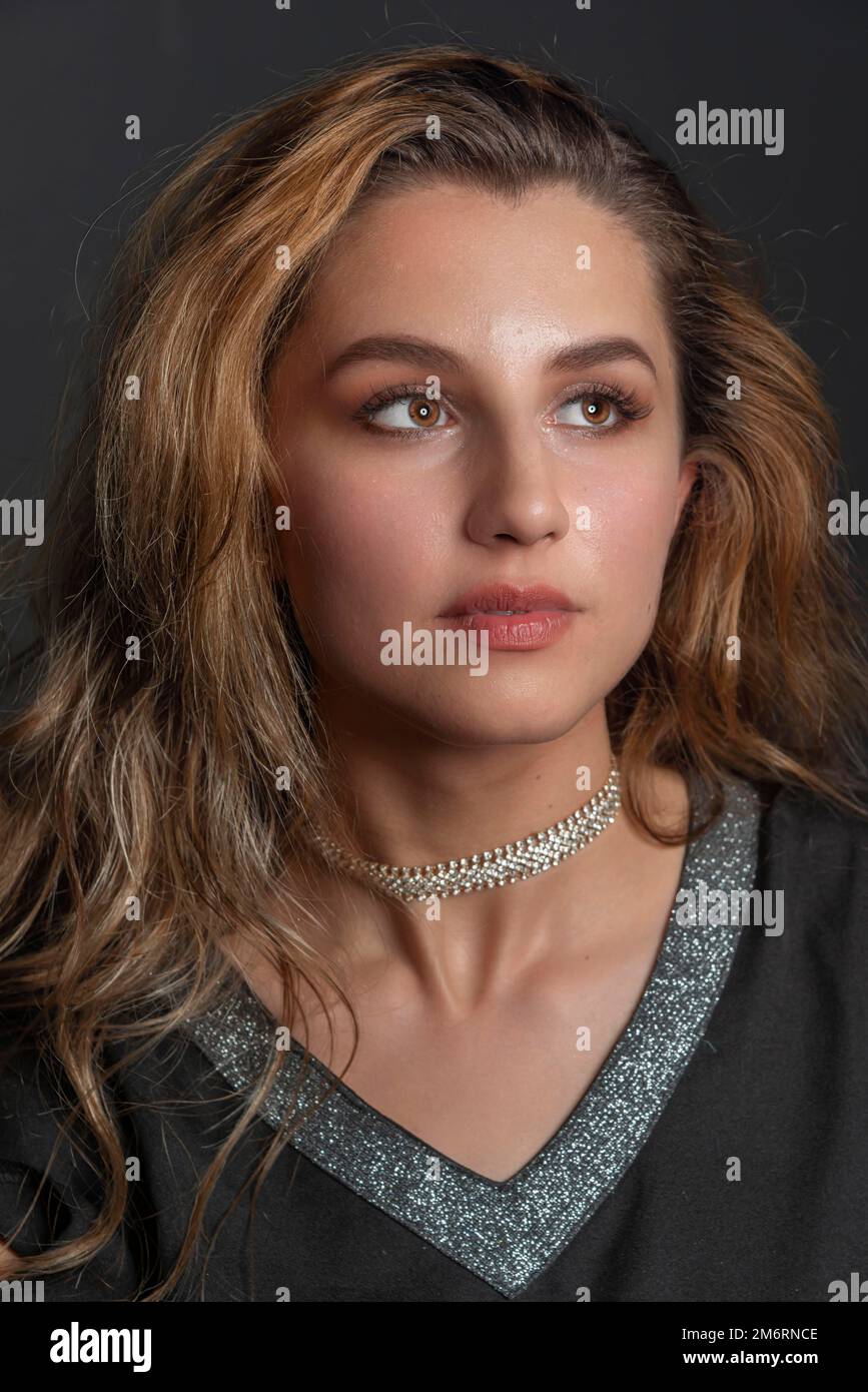 Kind im schwarzen kleid -Fotos und -Bildmaterial in hoher Auflösung – Alamy