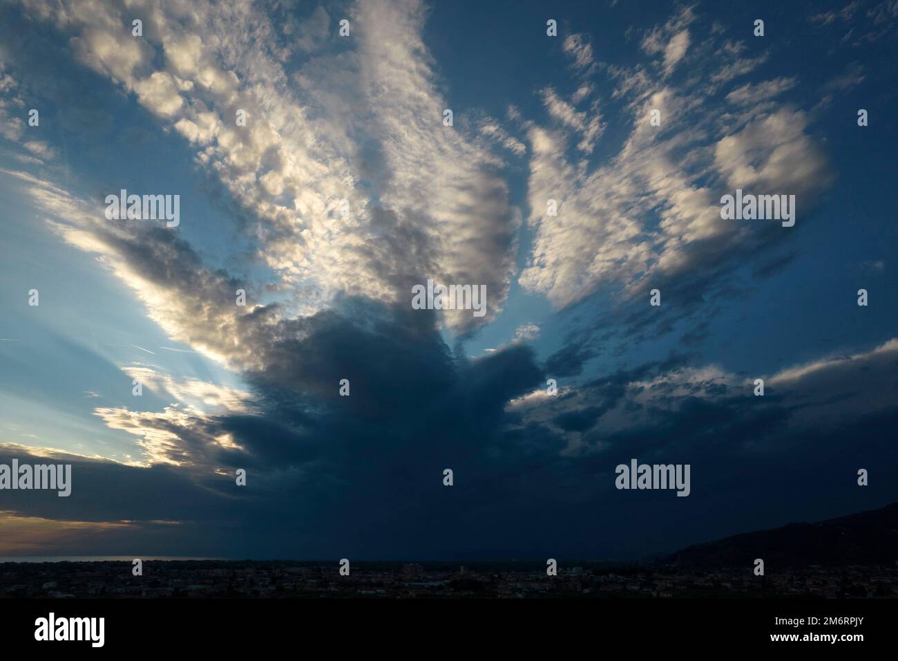 Schwarze Wolken gegen Ende des Tages Stockfoto