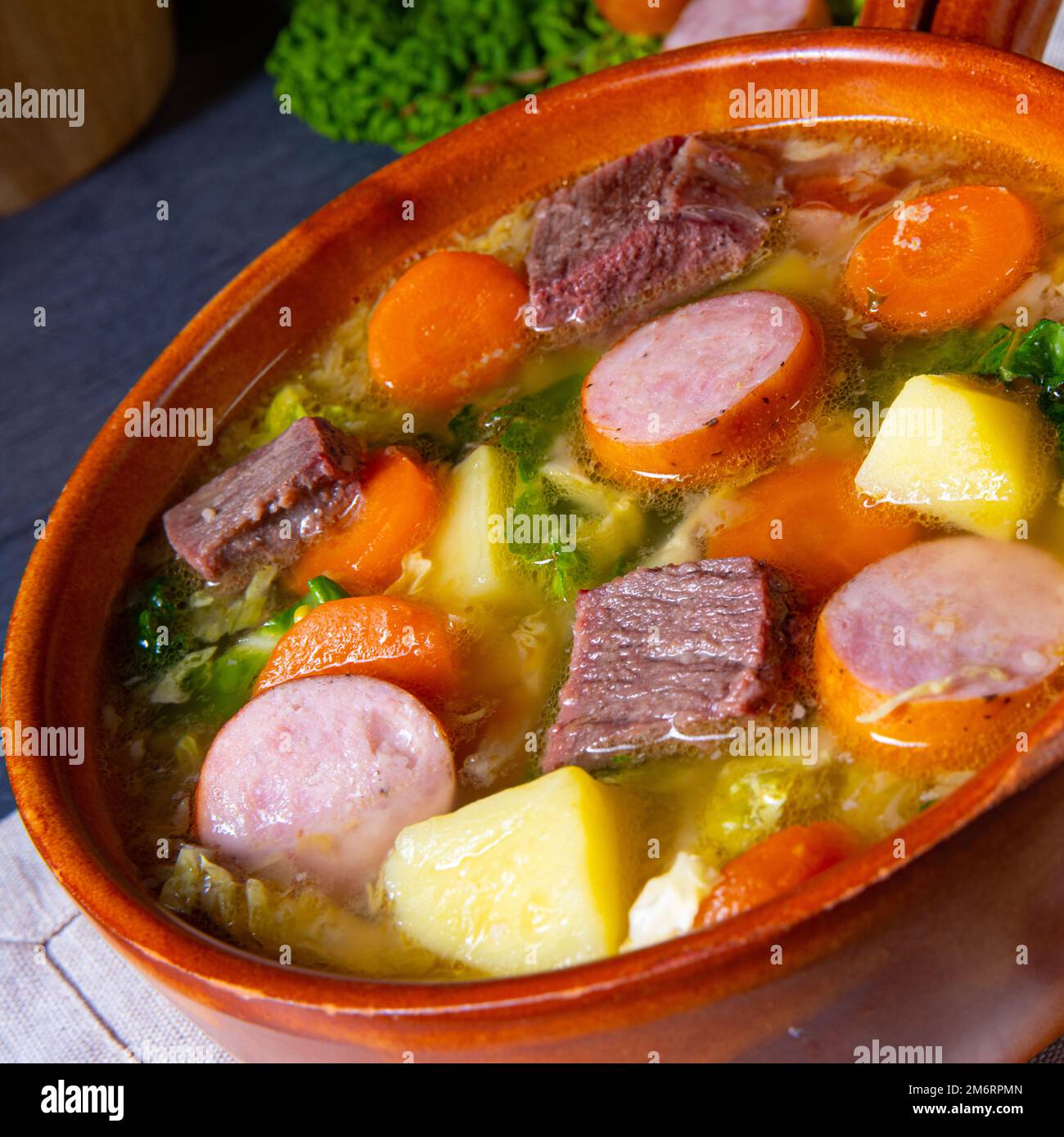 Köstlicher wirsing-Kohl-Eintopf in einer rustikalen Schüssel Stockfoto
