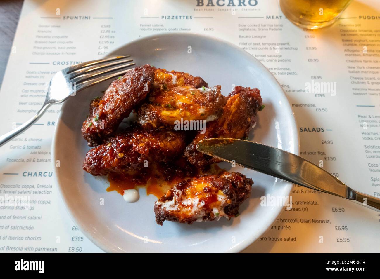 Hähnchenflügel mit scharfer Sauce im Bacaro Stockfoto