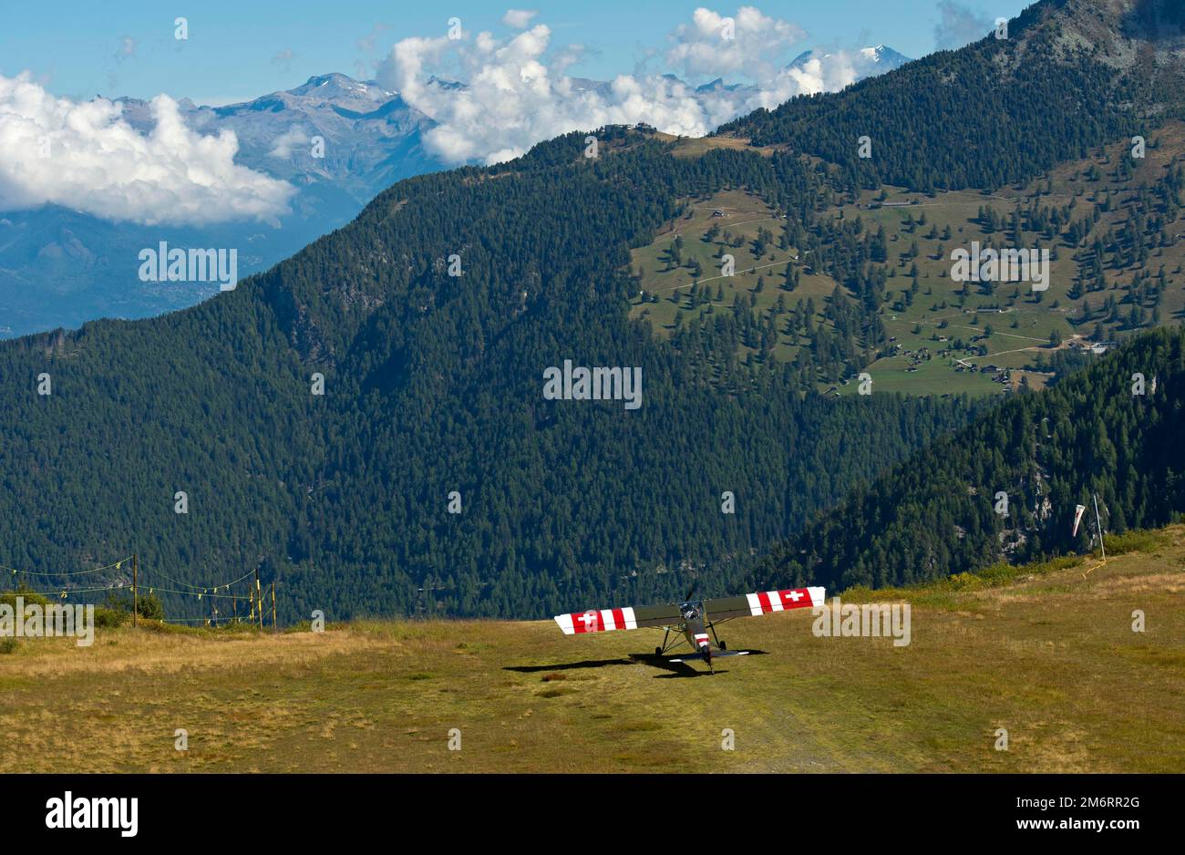 Das Oldtimer-Flugzeug Slepcev Storch Mk IV HB-YKQ startet vom Croix-de-Coeur Mountain Landing Field Verbier, Verbier, Valais, Schweiz Stockfoto